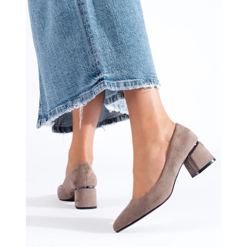 Lågklackade pumps i beige Shelovet mocka 1