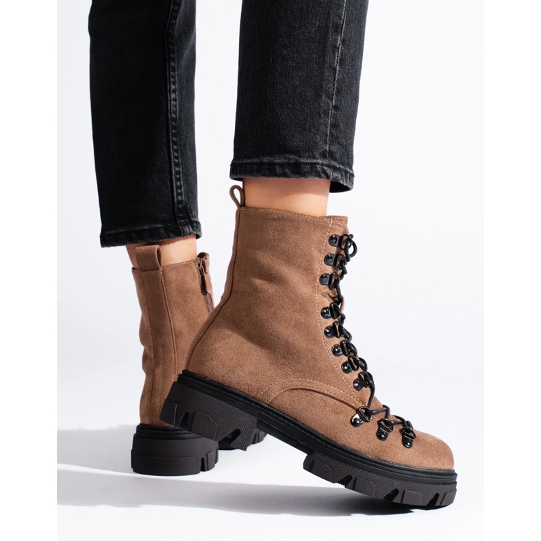 Bruna arbetarkängor med mockaknutna från Vinceza beige 1