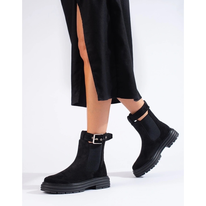 Ankelboots i svart mocka med Shelovet-spänne 1