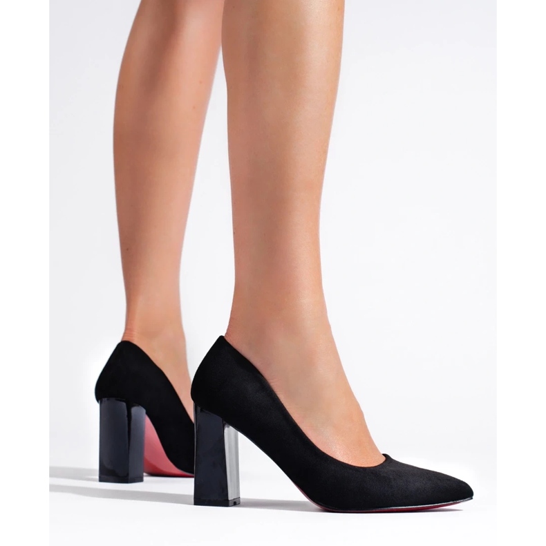 Damsvarta pumps på stolpen 1