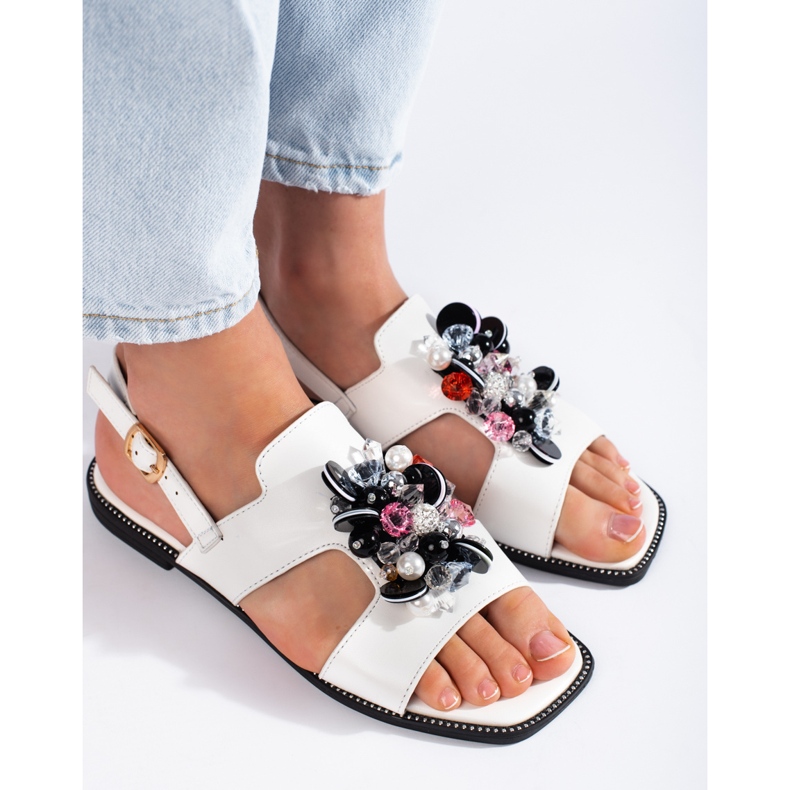 Vita damsandaler med dekoration 2
