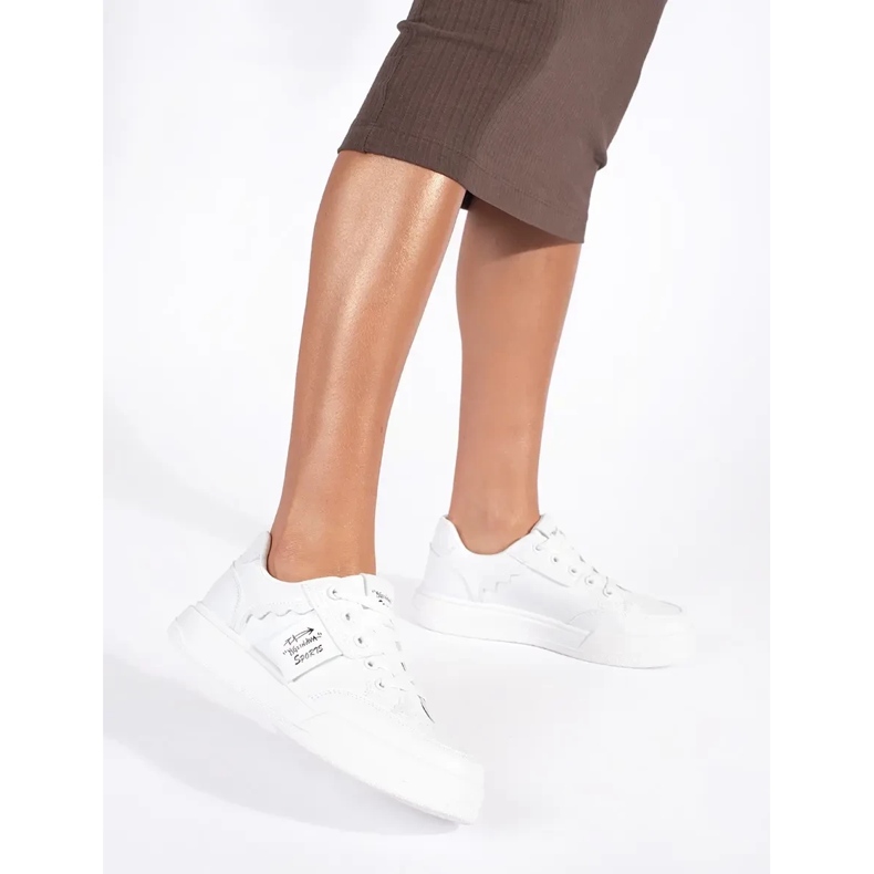 Vita sneakers på plattformen 2