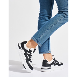 Svarta och vita plattformssneakers 1