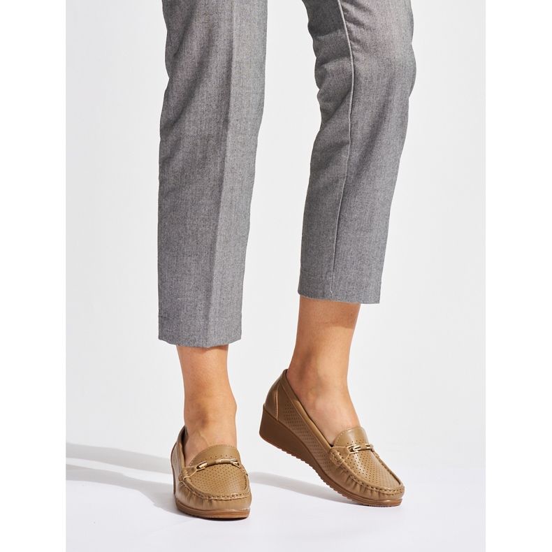 Bruna genombrutna mockasiner med låg kil 1