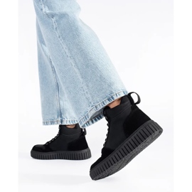 Svarta stövlar av naturläder med tjock präglad sula 1