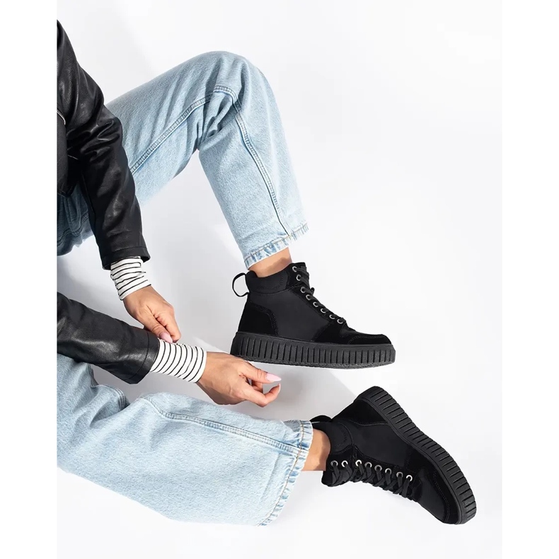 Svarta stövlar av naturläder med tjock präglad sula 2