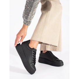 Svarta sneakers på plattformen 2