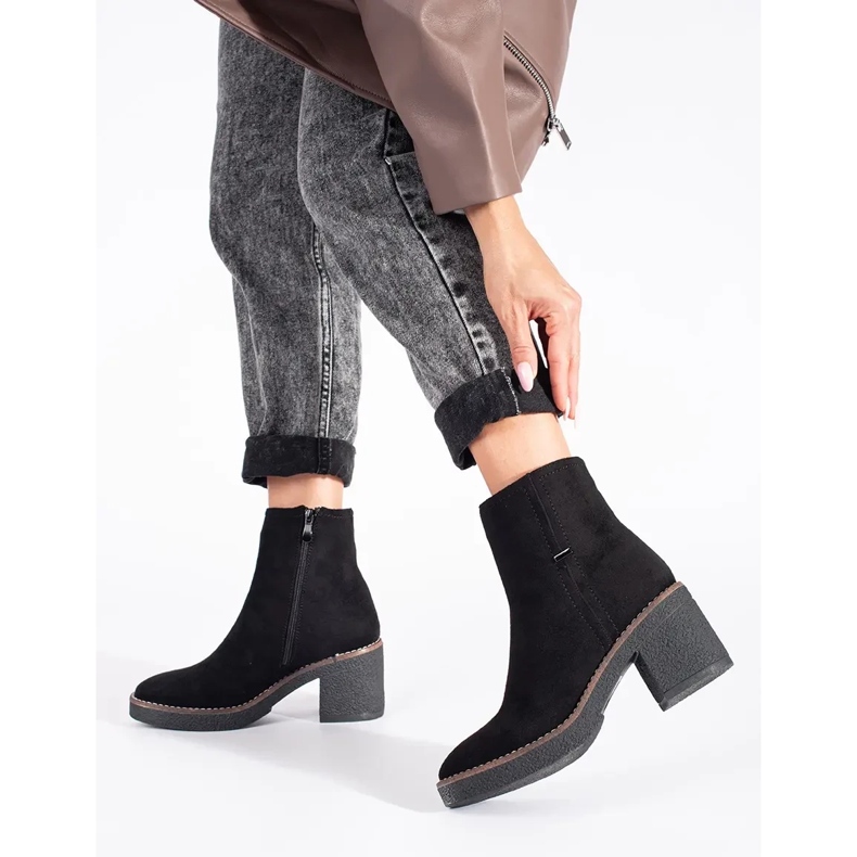 Svarta mocka stövlar på stolpen 1