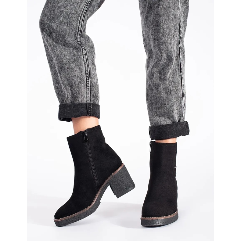 Svarta mocka stövlar på stolpen 2