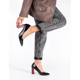 Eleganta patentsvarta högklackade pumps 1