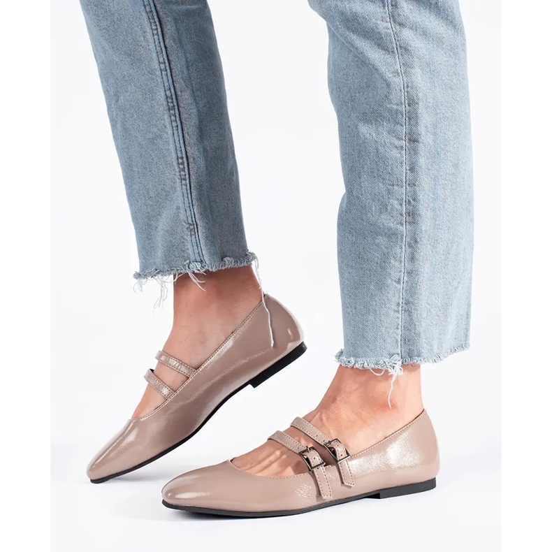 Beige patenterade balettlägenheter med spänne 1