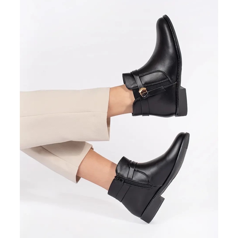 Svarta ankelstövlar för kvinnor med rem och låg klack 1