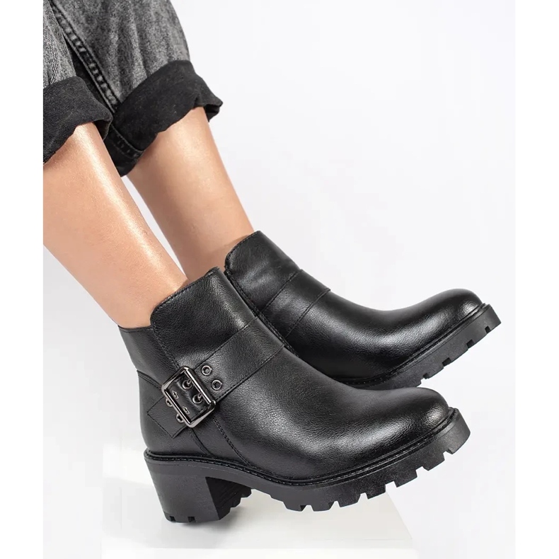 Högklackade ankelboots för kvinnor i svart läder med dekorativt spänne från Sergio Leone 1