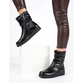 Svarta ankelstövlar för damer i läder på en låg kil med en volang ovandel av Sergio Leone 1