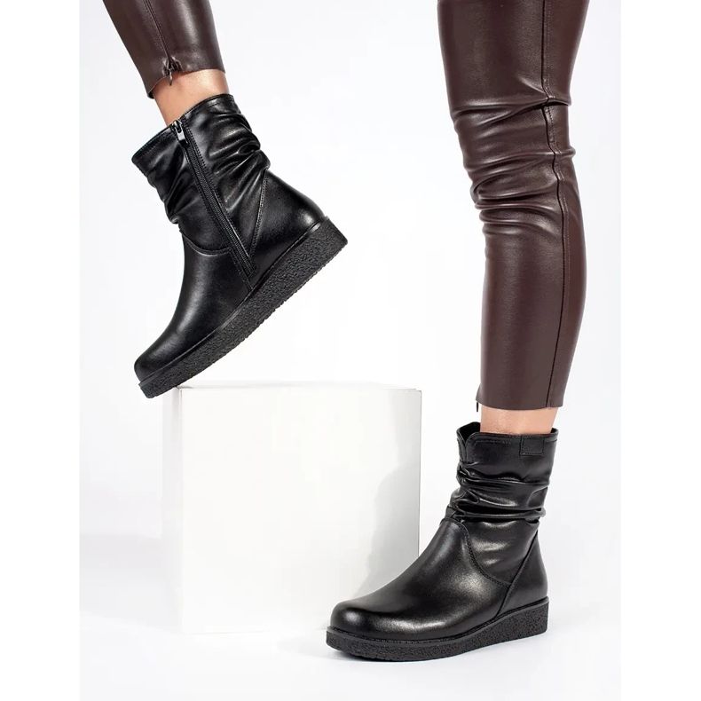 Svarta ankelstövlar för damer i läder på en låg kil med en volang ovandel av Sergio Leone 1