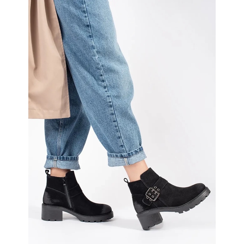 Svarta högklackade ankelstövlar för kvinnor gjorda av naturligt nubuckläder med ett dekorativt spänne från Sergio Leone 1