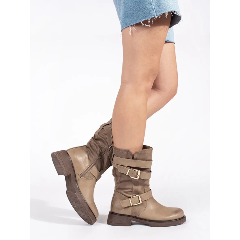 Beige damstövlar med låg klack med spännen 1