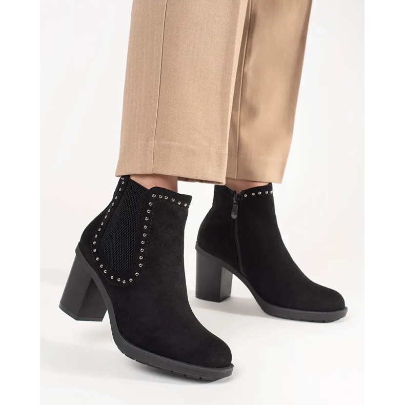 Svarta mocka stövlar på stolpen dekorerad med strass 1