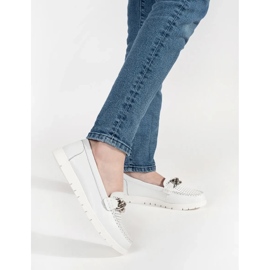 Goodin Lädervita loafers med en kedja på plattformen 2