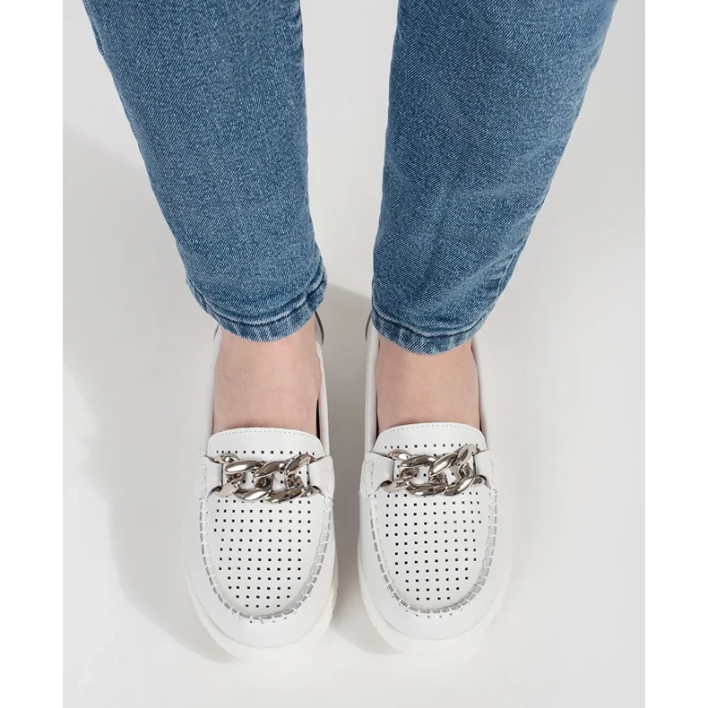 Goodin Lädervita loafers med en kedja på plattformen 1