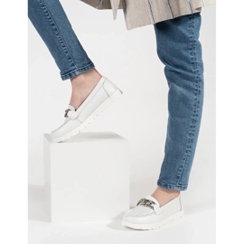 Goodin Lädervita loafers med en kedja på plattformen 4