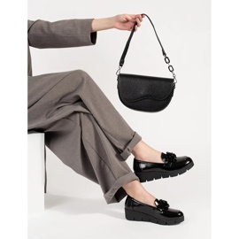 Goodin Svart kilmockasiner med en prydnad 1