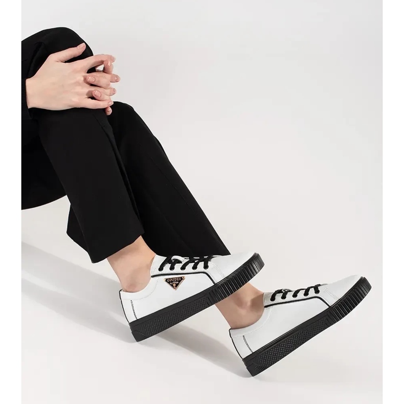 Goodin Lädervita och svarta sneakers på en tjock sula 1