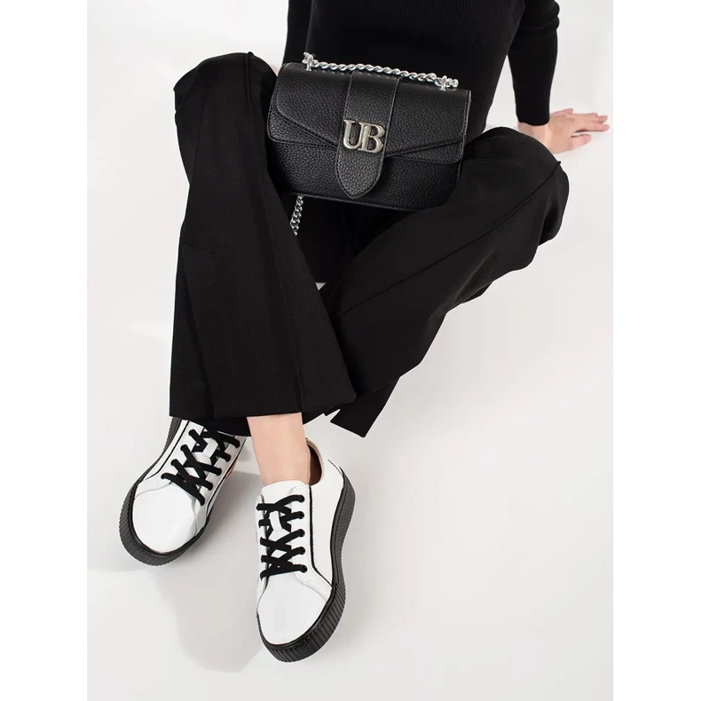 Goodin Lädervita och svarta sneakers på en tjock sula 2