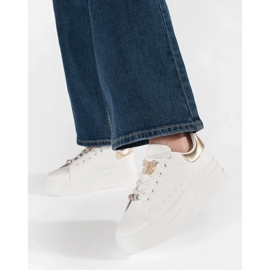 Vita sneakers på plattformen med PIN -kod 1