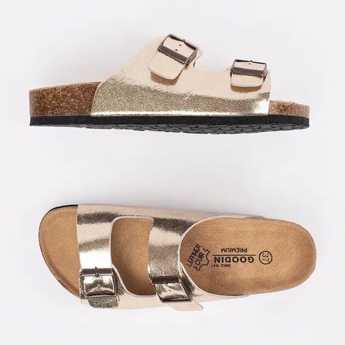 Goodin Golden Metallic Flip Flops på en platt sula gyllene 1