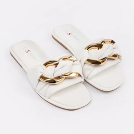 Kvinnors plattvita flip flops med en gyllene dekoration 1
