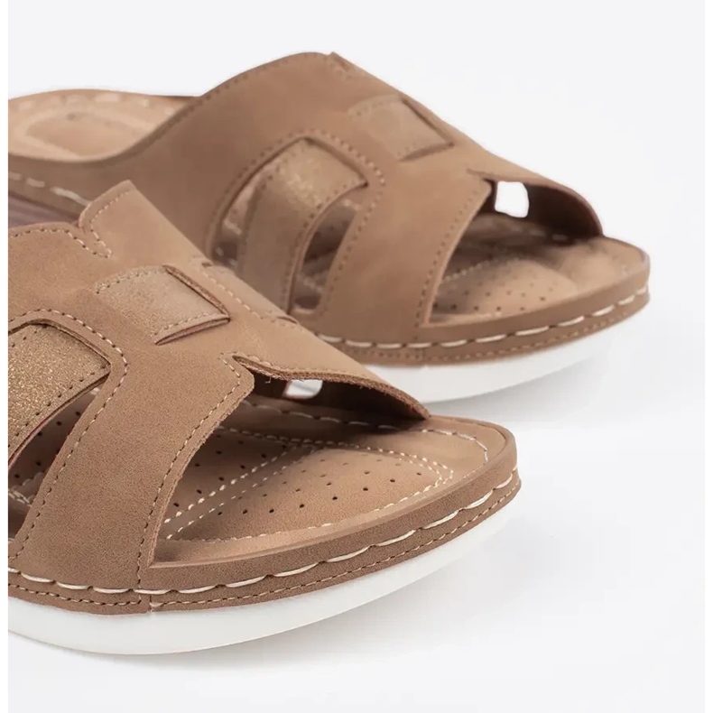 Bekväma tofflor på låga beige kil 1