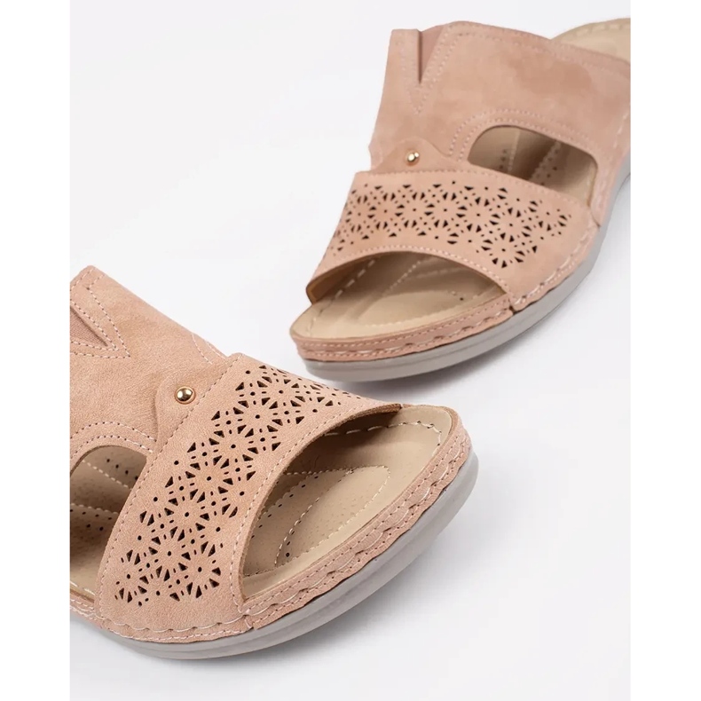 Tofflor på ett lågt kilpulverrosa 1