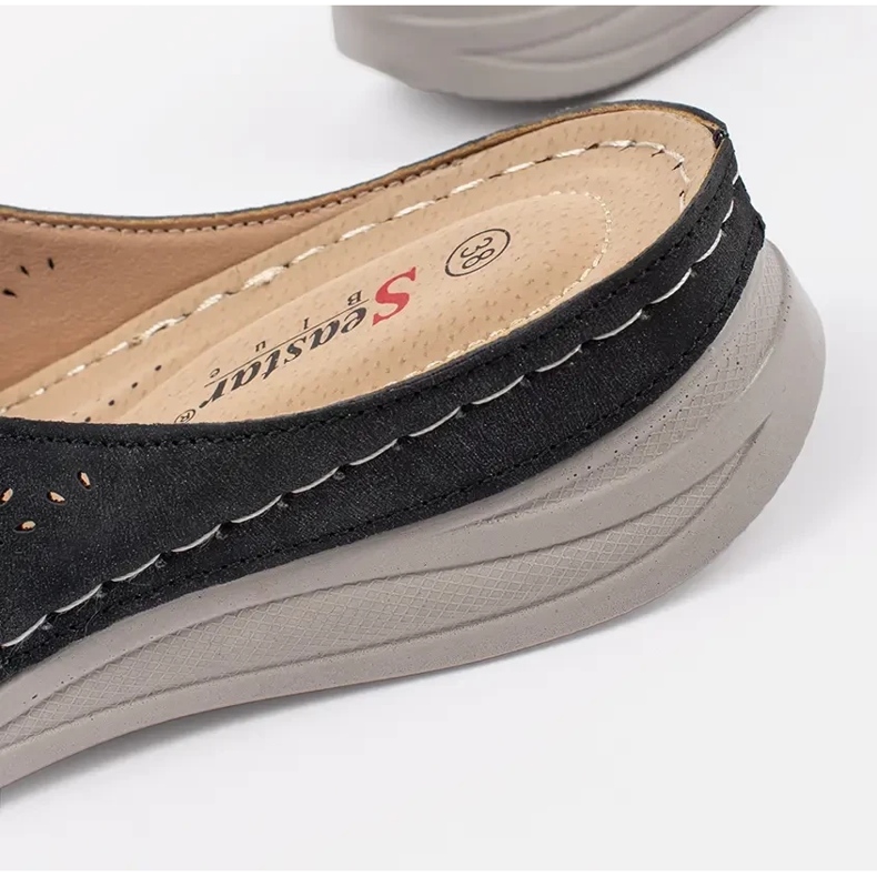 Svarta kvinnors tofflor på en tjock sula 1