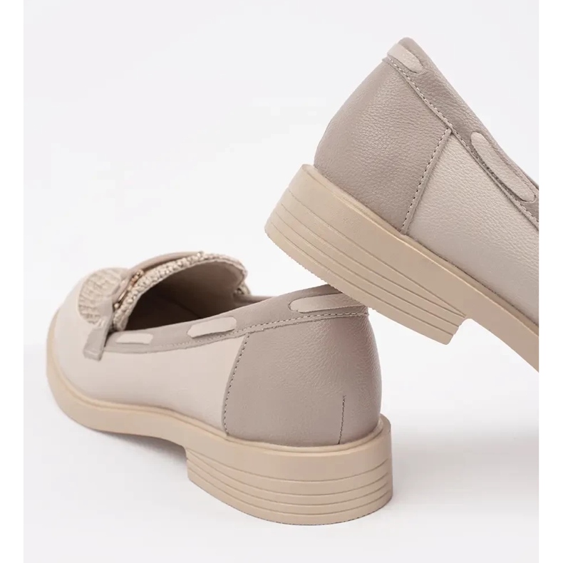 Goodin Ljus beige loafers med en läderinsats dekorerad med en kedja 1