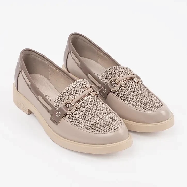 Goodin Beige loafers med en läderinsats dekorerad med en kedja 1