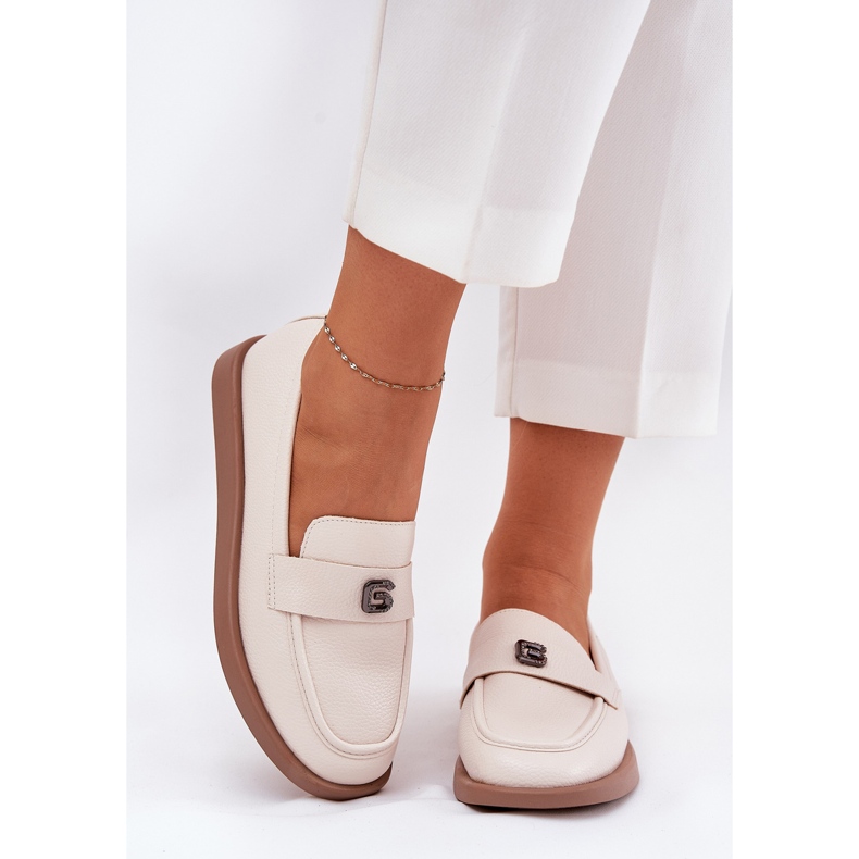 Eleganta kvinnors loafers med en dekorativ liten detalj av Vinceza 62208 Beige 2
