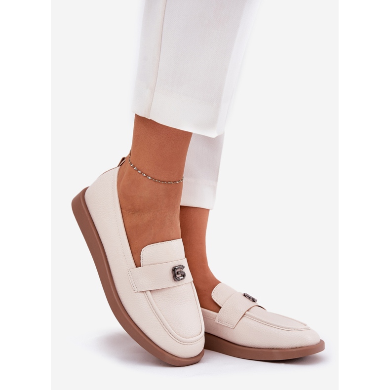 Eleganta kvinnors loafers med en dekorativ liten detalj av Vinceza 62208 Beige 1