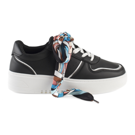 Svarta kvinnors sneakers bundna med ett band 3
