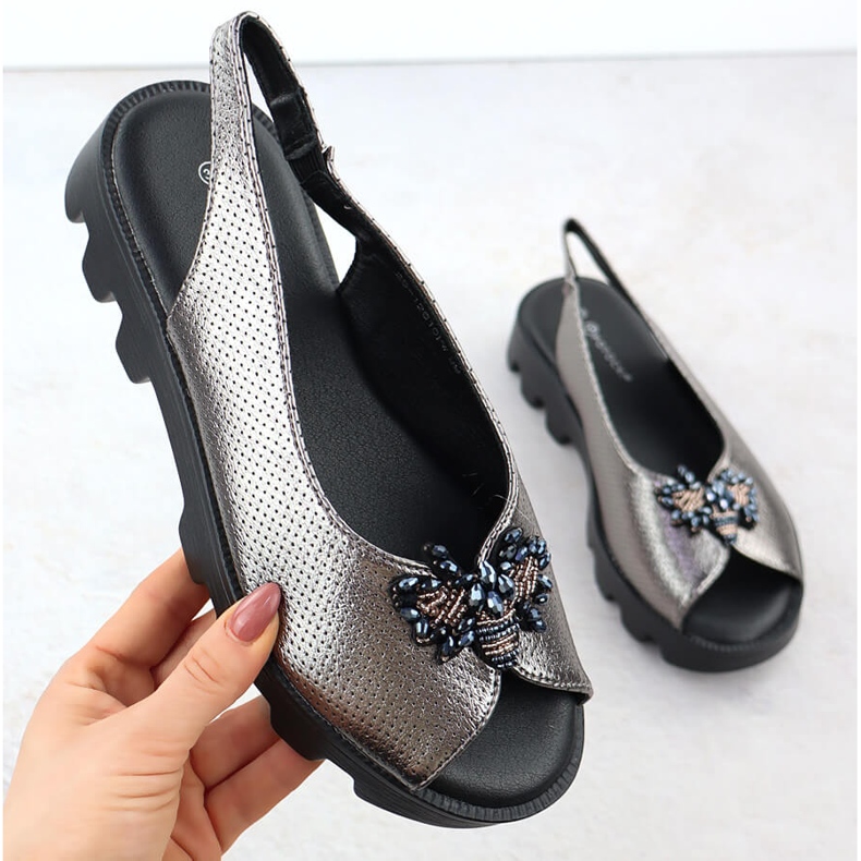 Kvinnors sandaler på plattformen perforerad metallisk silverpotocki SZ12610 silver- 1