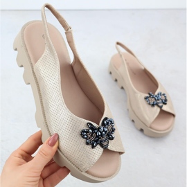 Kvinnors sandaler på plattformen perforerade metalliska gyllene potocki SZ12610 1