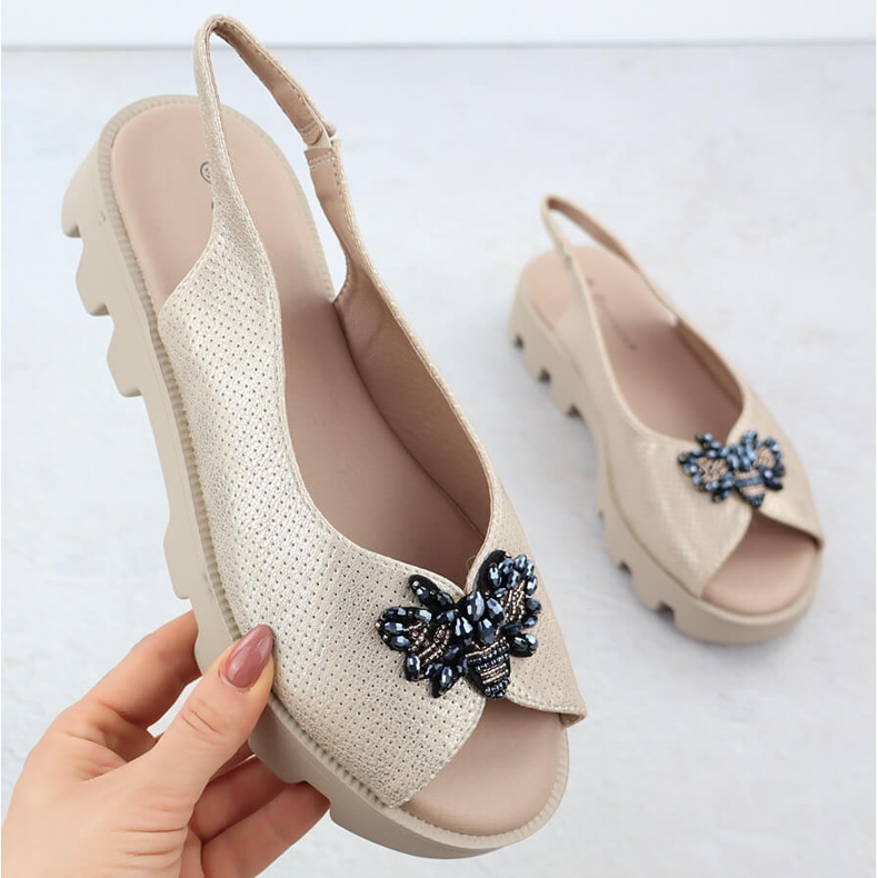 Kvinnors sandaler på plattformen perforerade metalliska gyllene potocki SZ12610 1