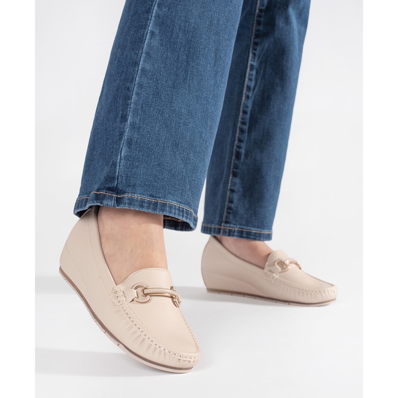 Goodin Beige loafers på en låg kil med en prydnad 1