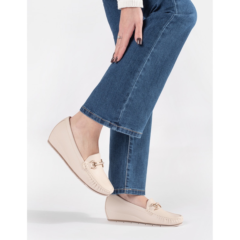 Goodin Beige loafers på en låg kil med en prydnad 2