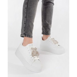 Vita sneakers på en nallebjörnplattform 2