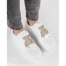 Vita sneakers på en nallebjörnplattform 1