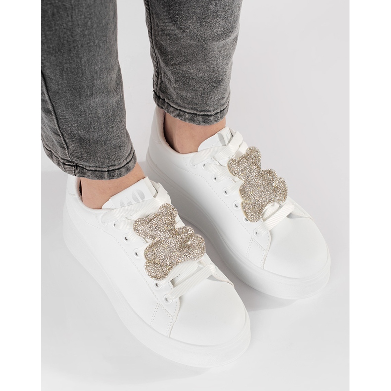 Vita sneakers på en nallebjörnplattform 1