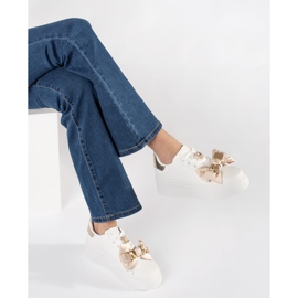 Vita och guld sneakers med gyllene tillägg 1