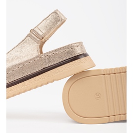 Goodin Guldsandaler på plattformen med en stift gyllene 1