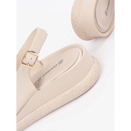 Goodin Beige platta sandaler med en prydnad 1